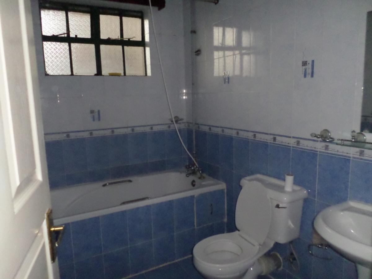 3 Bed Apartment with En Suite at Lavington - 5