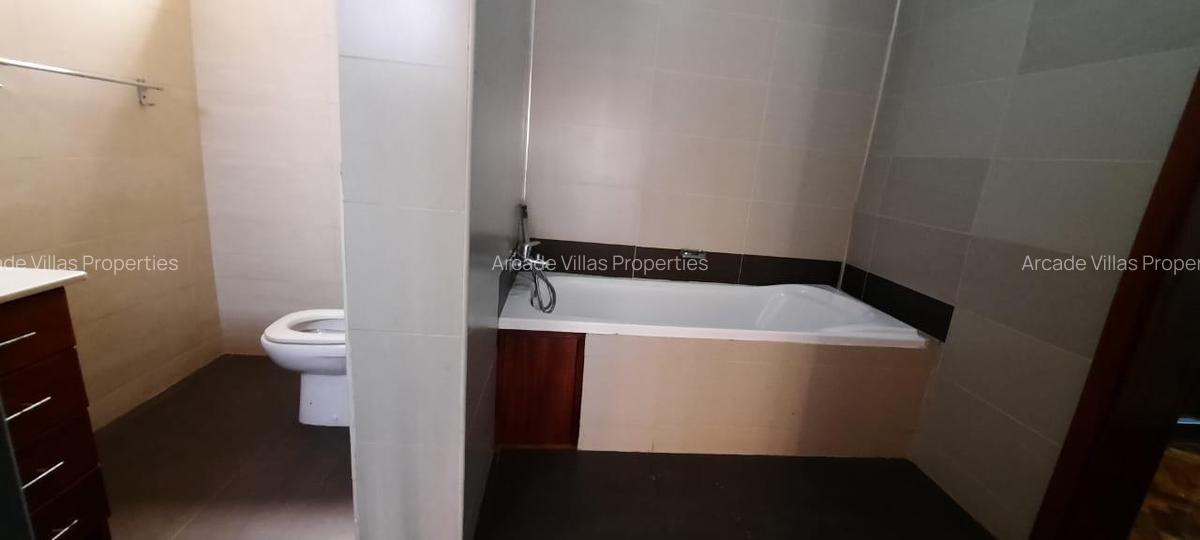 4 Bed Townhouse with En Suite at Lavington - 8