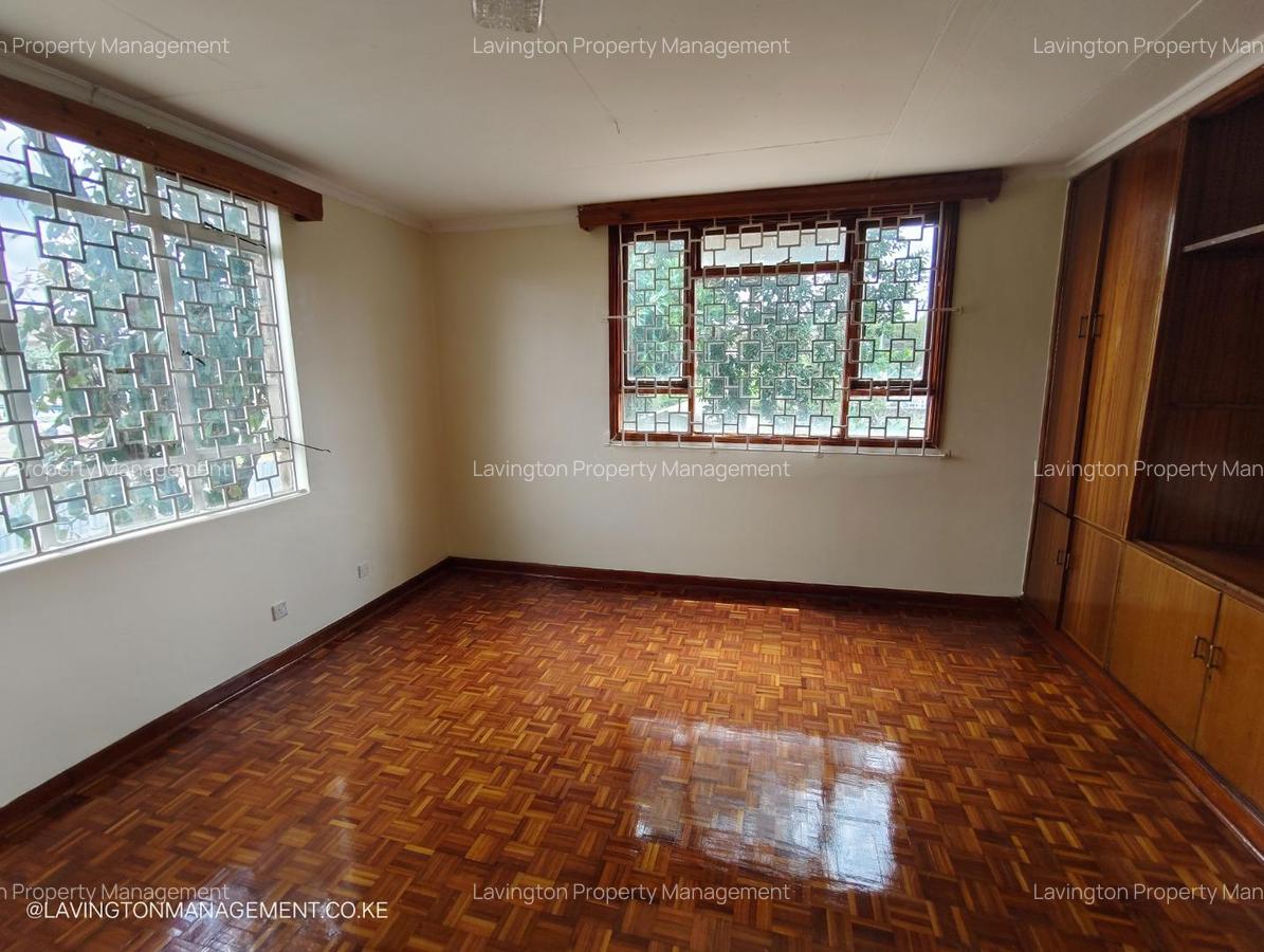 5 Bed House with En Suite at Lavington Green - 9