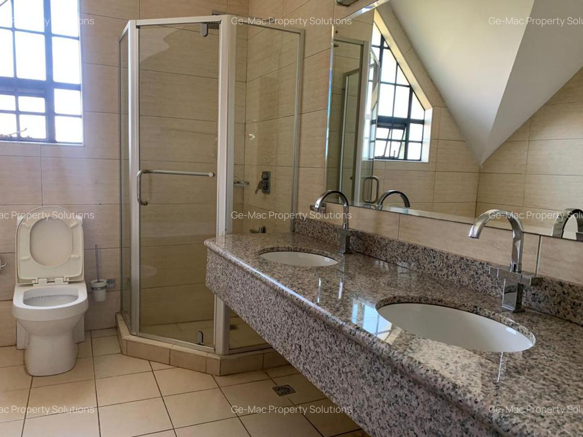 5 Bed House with En Suite in Lavington - 11