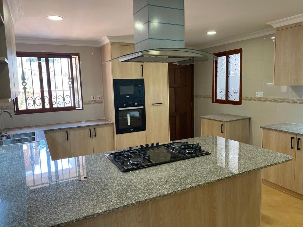 5 Bed Townhouse with En Suite in Spring Valley - 5