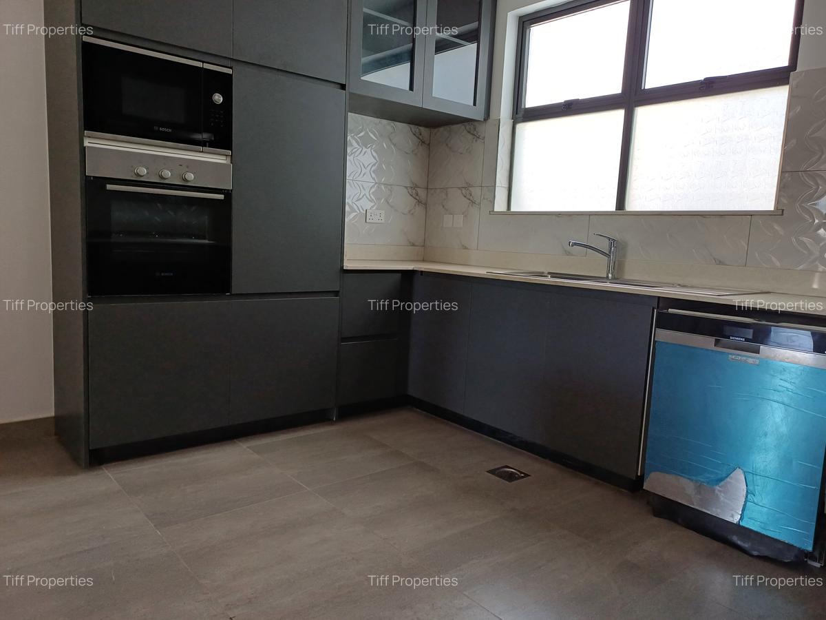 4 Bed Apartment with En Suite in Rosslyn - 9