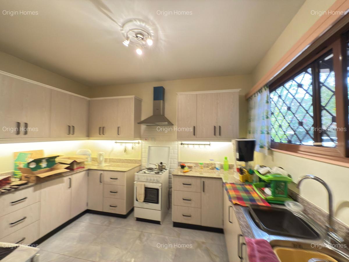 4 Bed House with En Suite in Lavington - 9