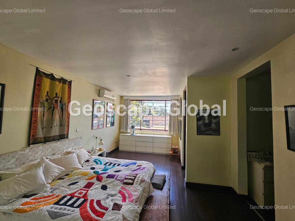 5 Bed House with En Suite in Runda - 12