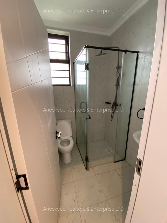 4 Bed House with En Suite in Membley - 11