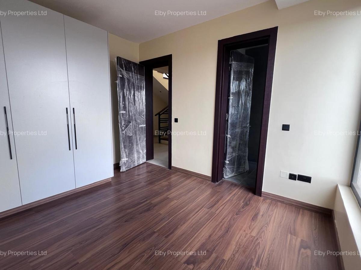 4 Bed House with En Suite in Membley - 15