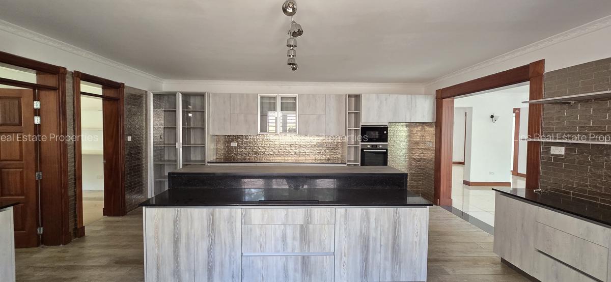 5 Bed House with En Suite in Rosslyn - 10
