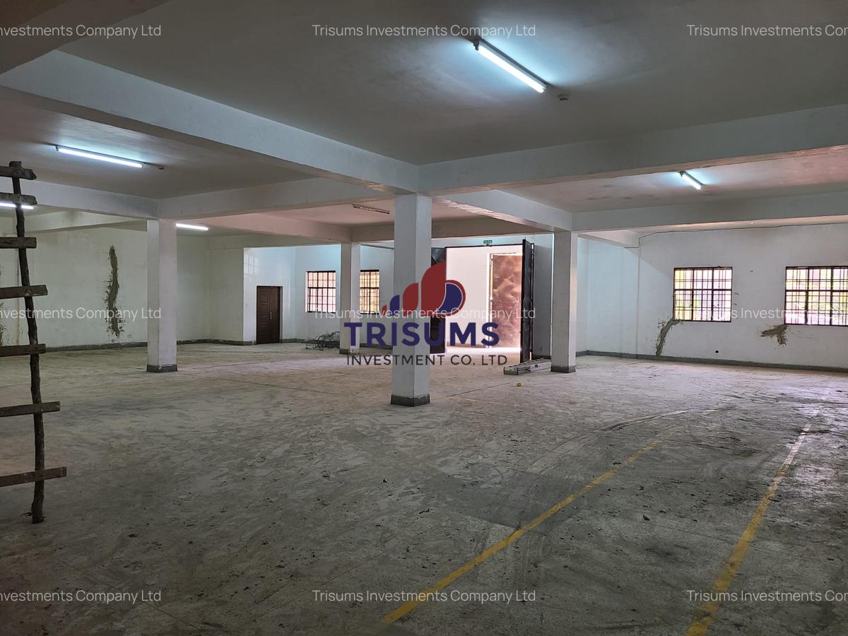 4,249 ft² Warehouse with Service Charge Included in Industrial Area - 2