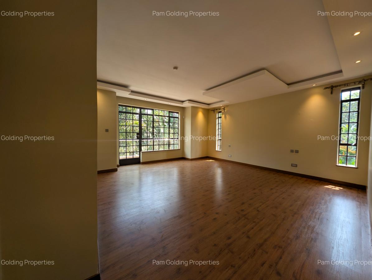 5 Bed House with En Suite in Runda - 10