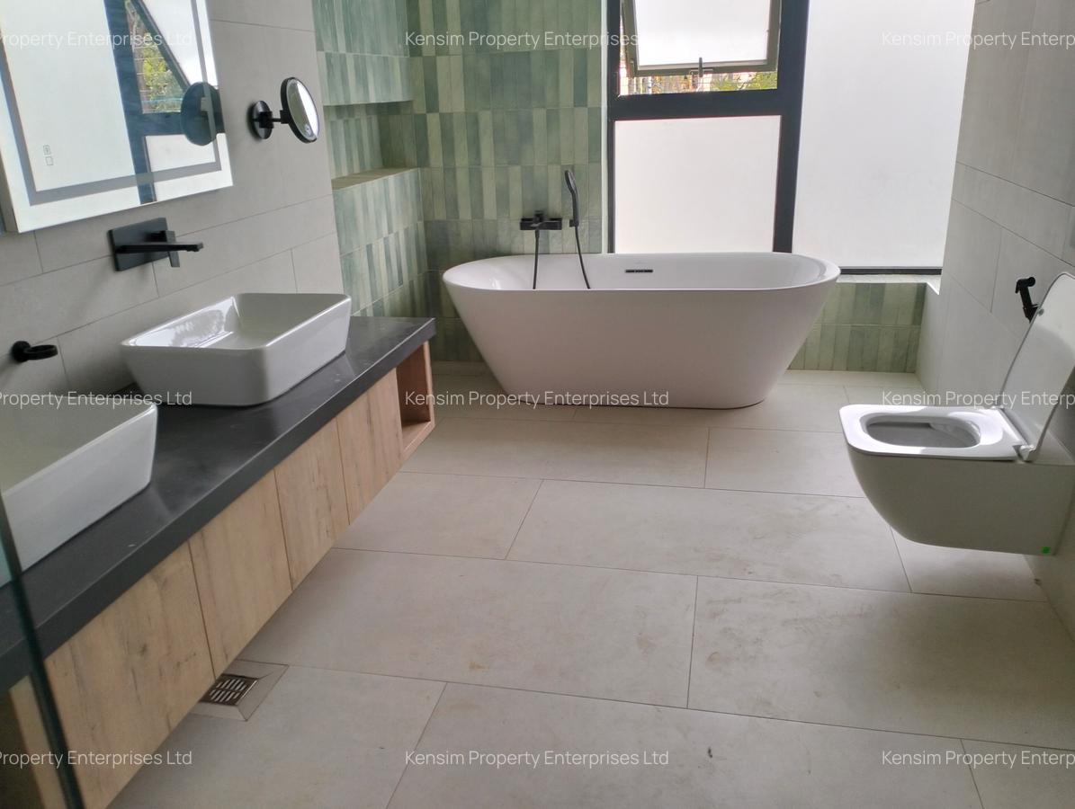 5 Bed Townhouse with En Suite in Brookside - 14