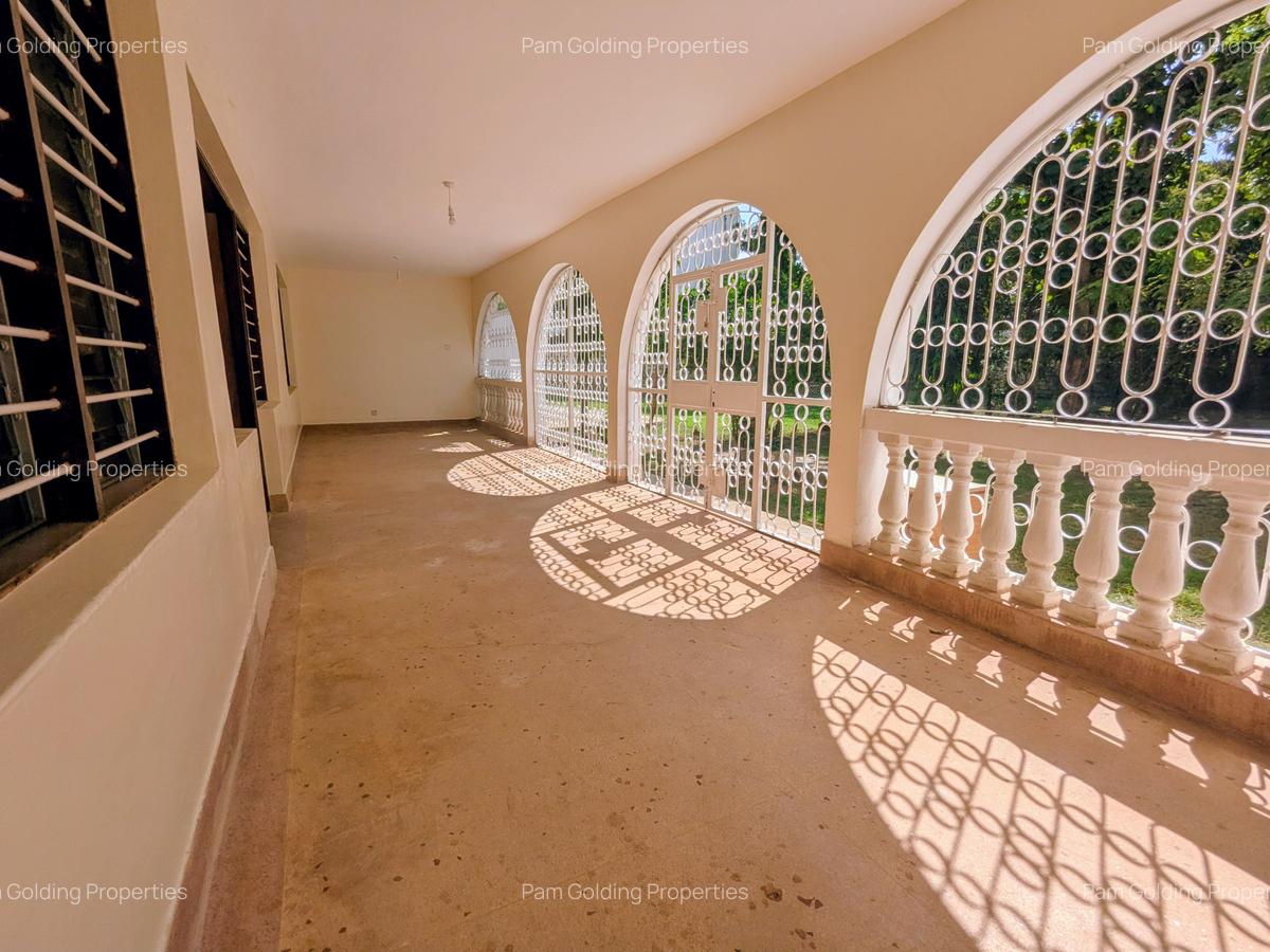 4 Bed House with En Suite at 3Rd Avenue - 5
