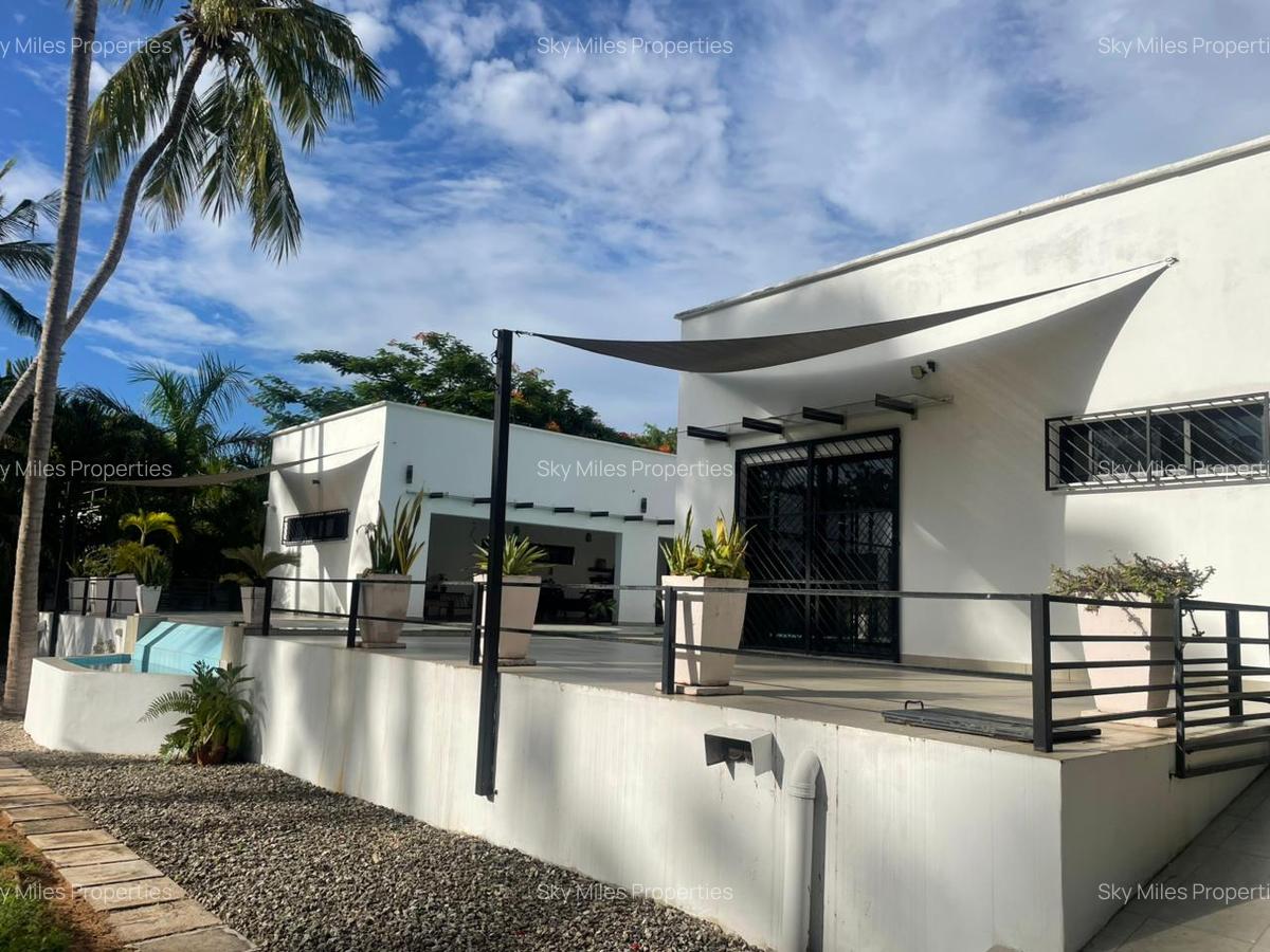 4 Bed Villa with En Suite at Watamu - 3