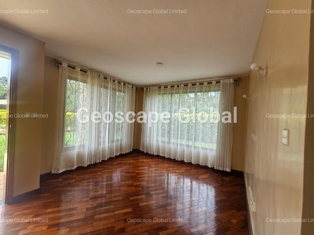 4 Bed House with En Suite in Ridgeways - 8