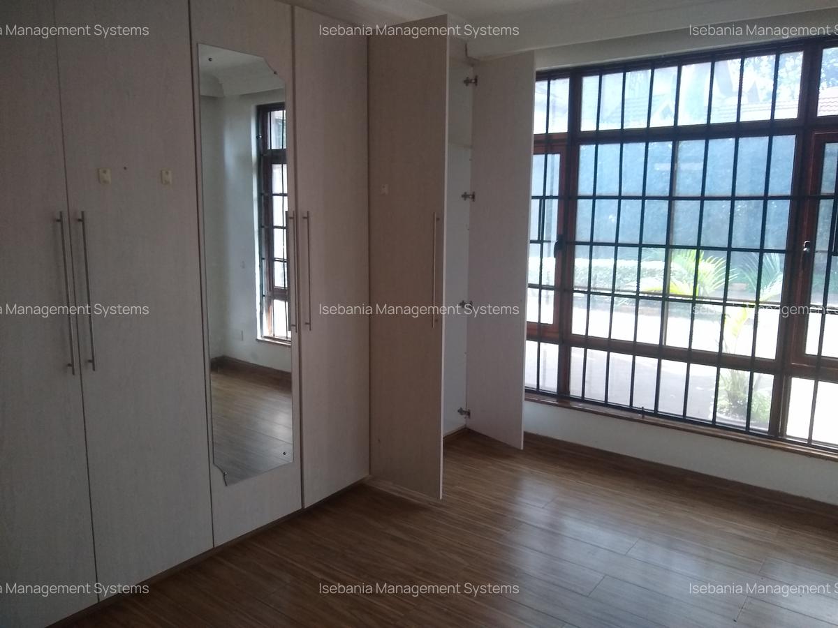 5 Bed House with En Suite at - 8