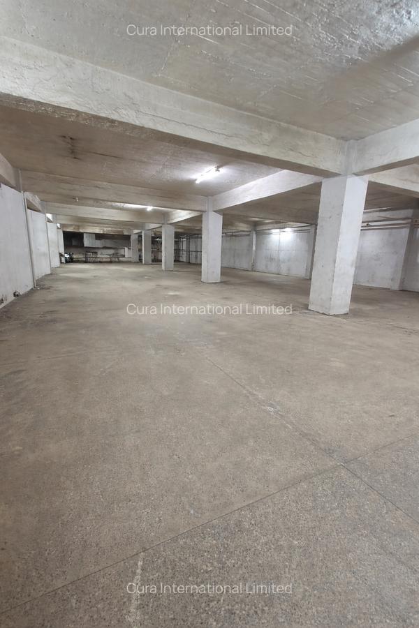 27,000 ft² Warehouse in Industrial Area - 5