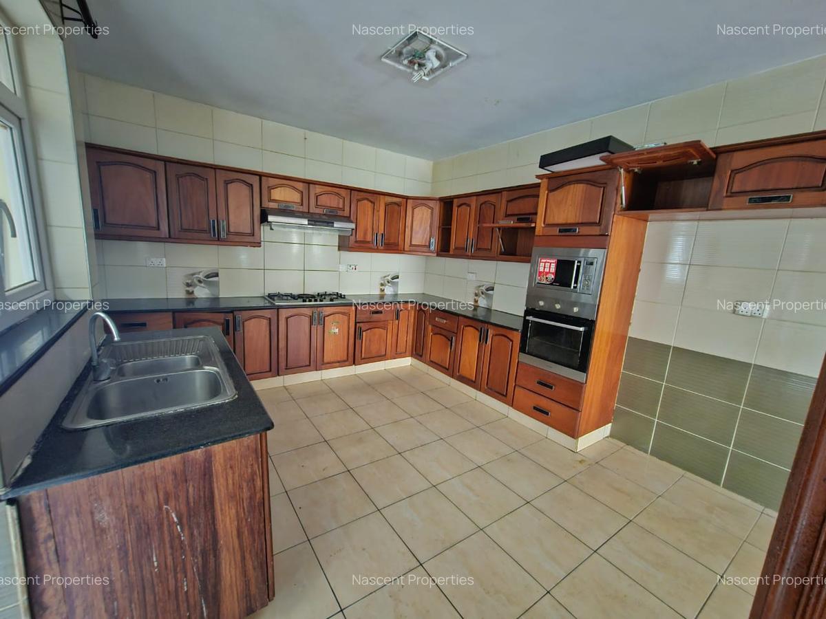 5 Bed House with En Suite in Lavington - 15