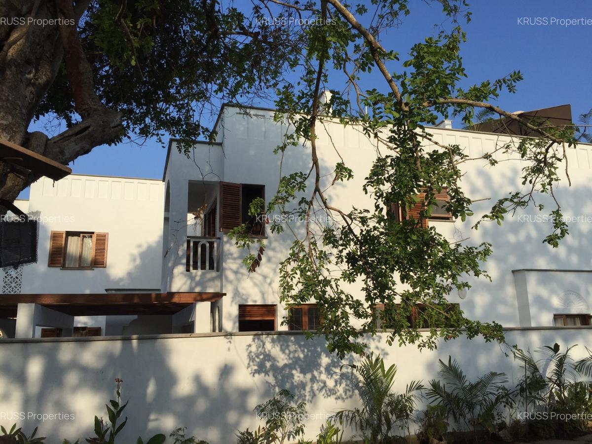 4 Bed Villa with En Suite at Hs2028 - 4