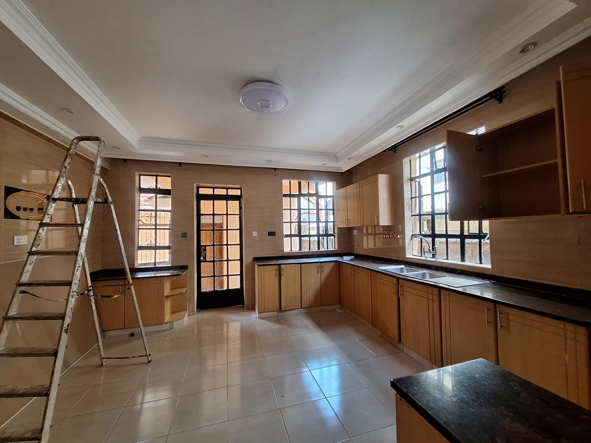 5 Bed Townhouse with En Suite in Lavington - 3