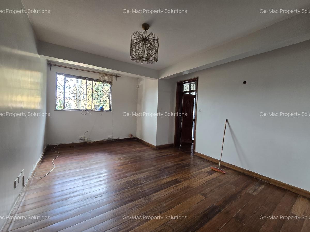 5 Bed House with En Suite in Lavington - 7