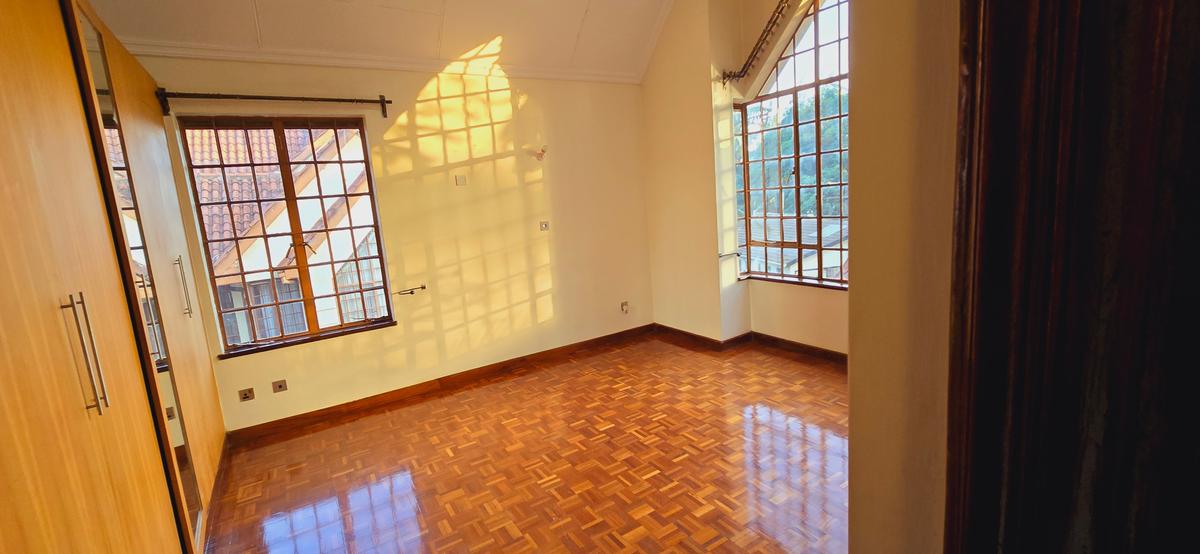 5 Bed Townhouse with En Suite at Off Convent Drive - 16