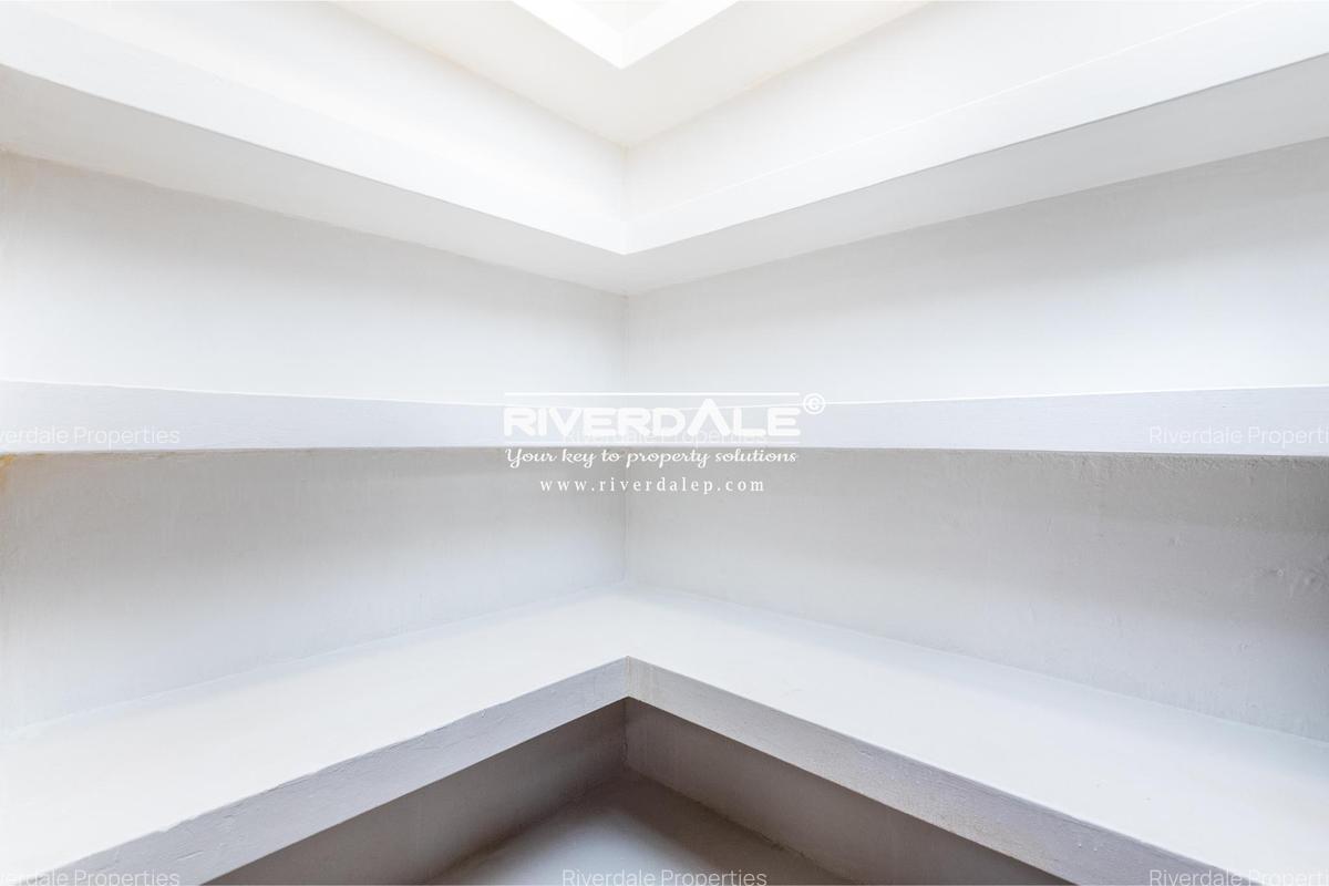 5 Bed Villa with En Suite in Lavington - 6