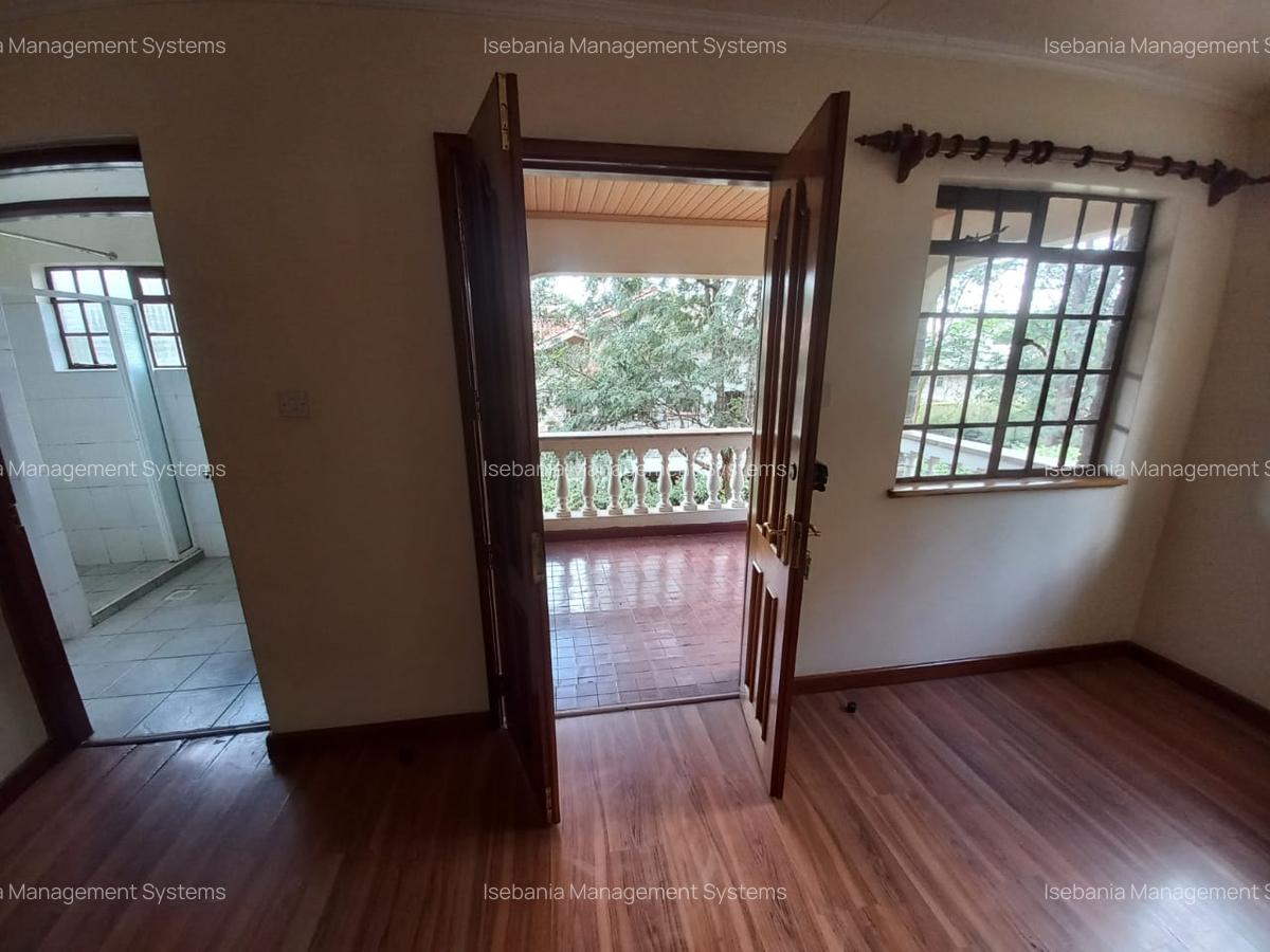 4 Bed House with En Suite at - 17