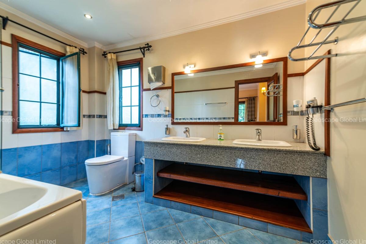 4 Bed Villa with En Suite in Ridgeways - 6