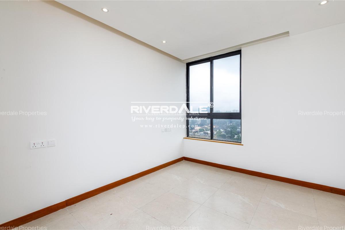 4 Bed Apartment with En Suite in Parklands - 11