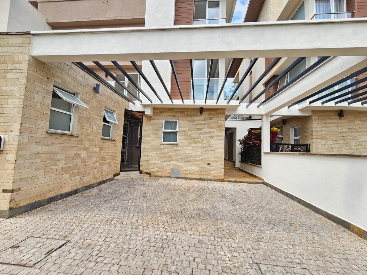 5 Bed House with En Suite in Lavington - 3