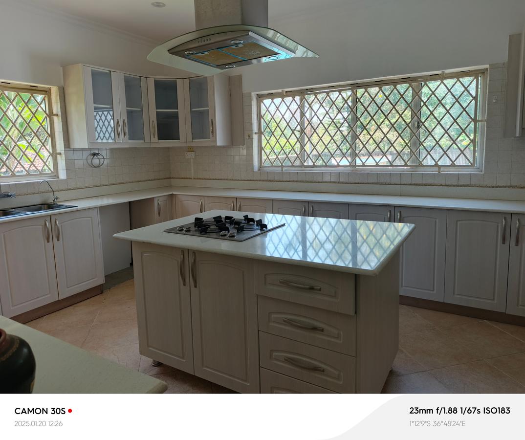 5 Bed House with En Suite in Runda - 3