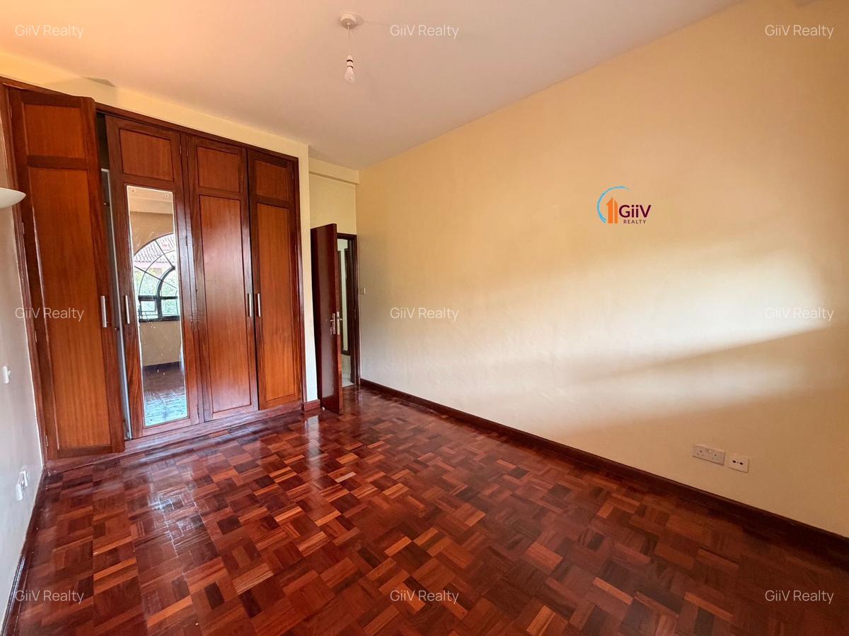 4 Bed Apartment with En Suite in Riverside - 14