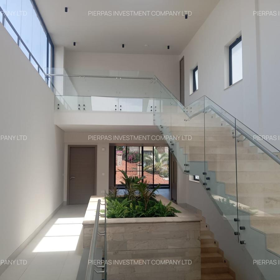 5 Bed Townhouse with En Suite in Brookside - 3