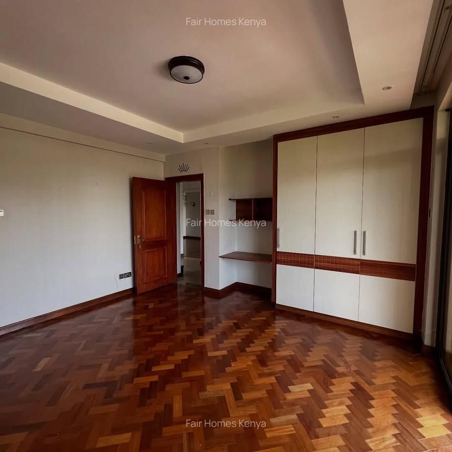 4 Bed Apartment with En Suite at Riverside Drive - 15