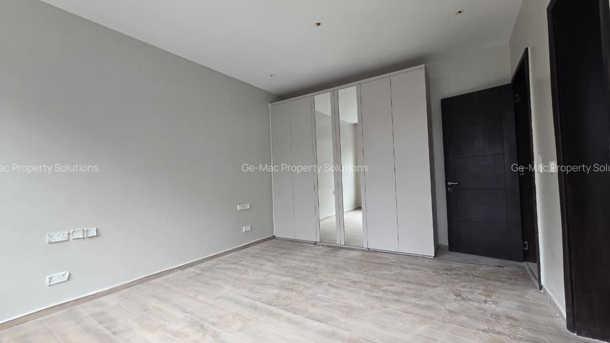 5 Bed House with En Suite in Lavington - 10