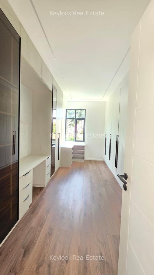 5 Bed Townhouse with En Suite at Lavington - 10