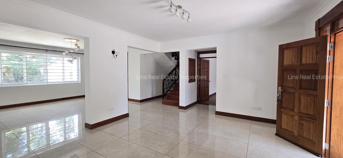 5 Bed House with En Suite in Rosslyn - 12