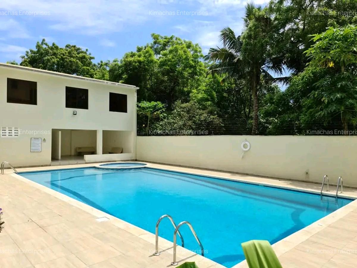 3 Bed Apartment with En Suite at Off Links - 3