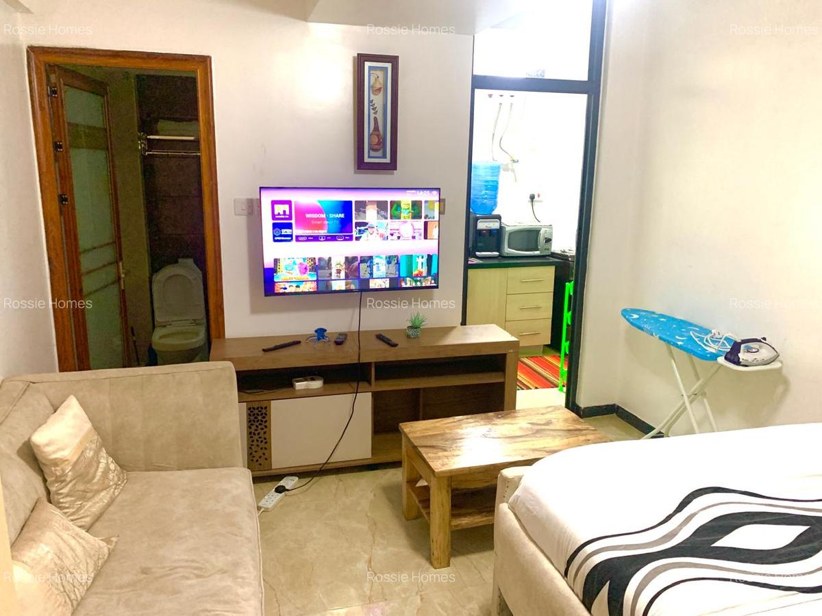 Serviced Studio Apartment with En Suite at Dennis Pritt - 1