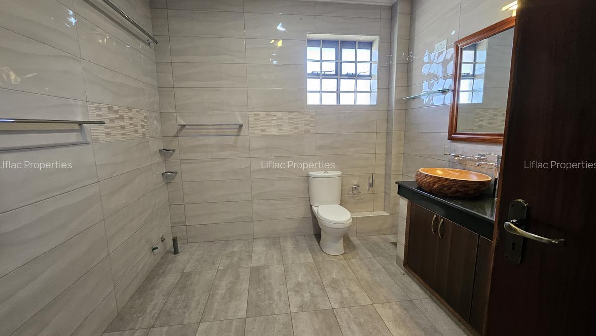 5 Bed House with En Suite in Runda - 11