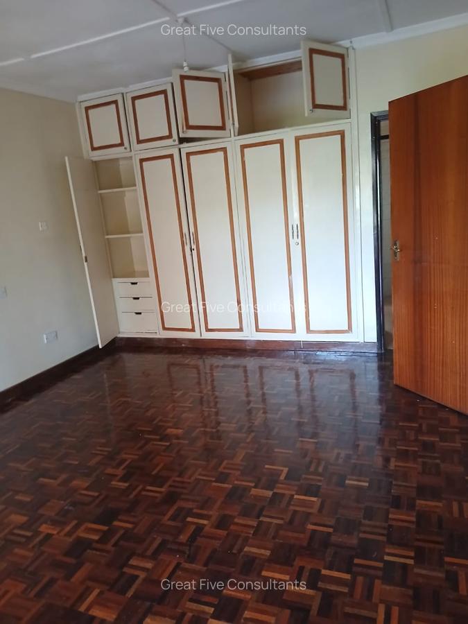 5 Bed Villa with En Suite in Nyari - 11