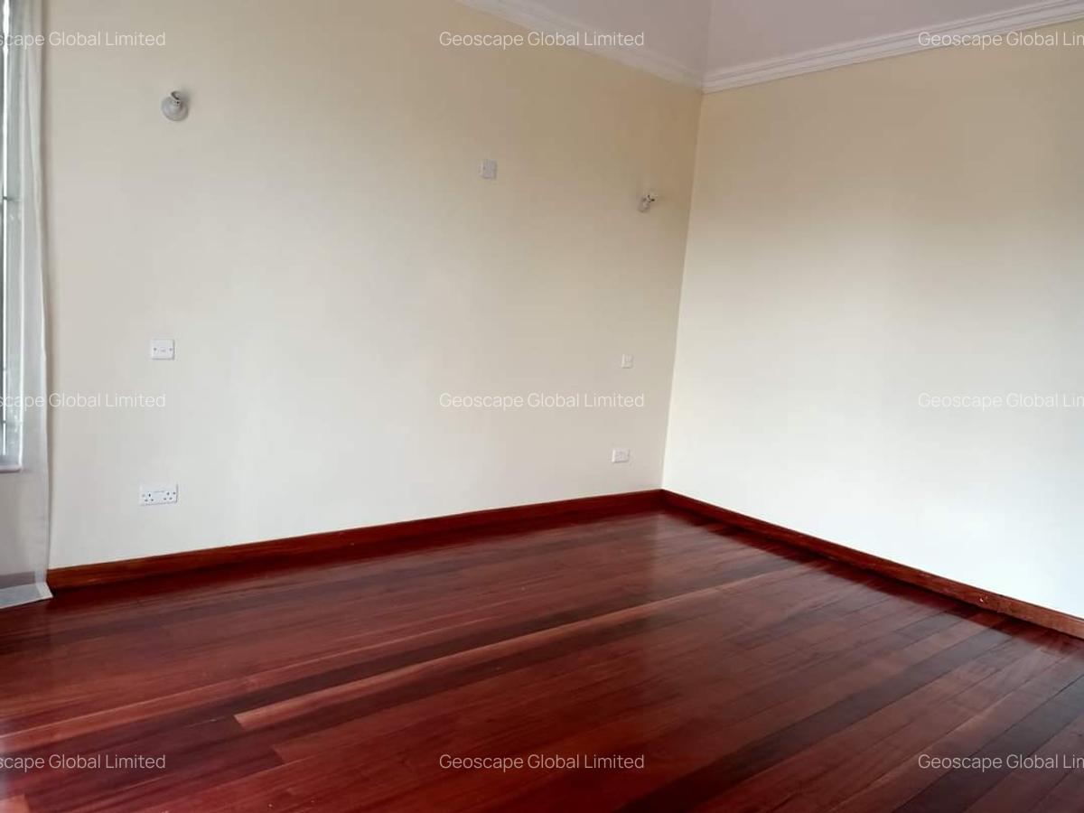 4 Bed Villa with En Suite in Ridgeways - 12