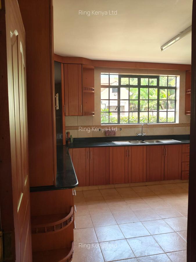 5 Bed House with En Suite in Lavington - 5