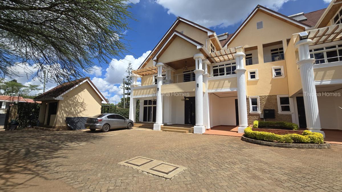 5 Bed House with En Suite in Ridgeways - 2