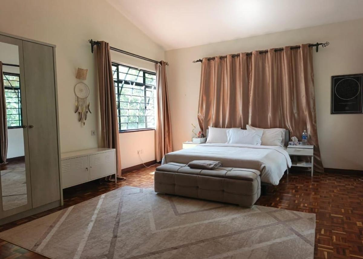5 Bed Villa with En Suite in Spring Valley - 4