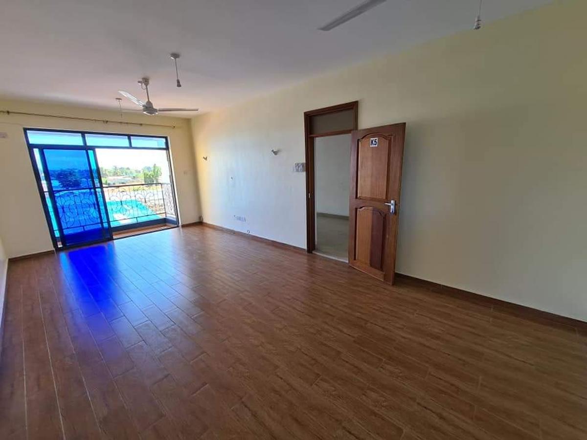 3 Bed Apartment with En Suite at Beach Road - 4