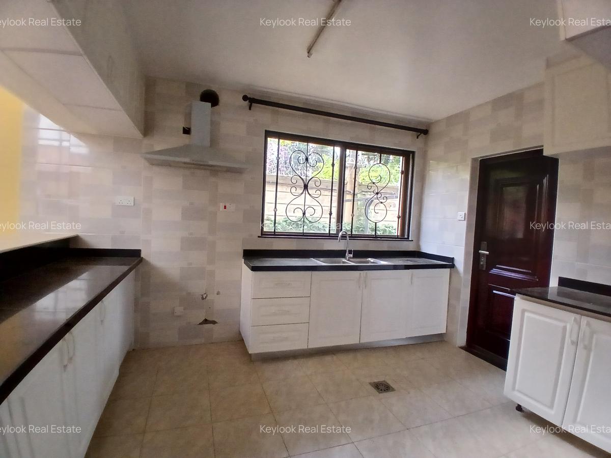 5 Bed Townhouse with En Suite at Lavington - 17