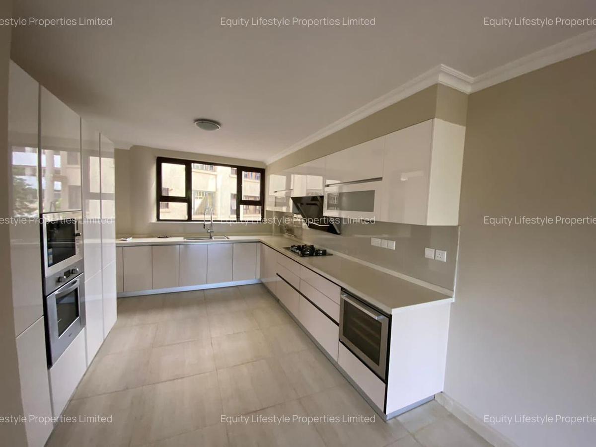 3 Bed Apartment with Swimming Pool in Riverside - 4