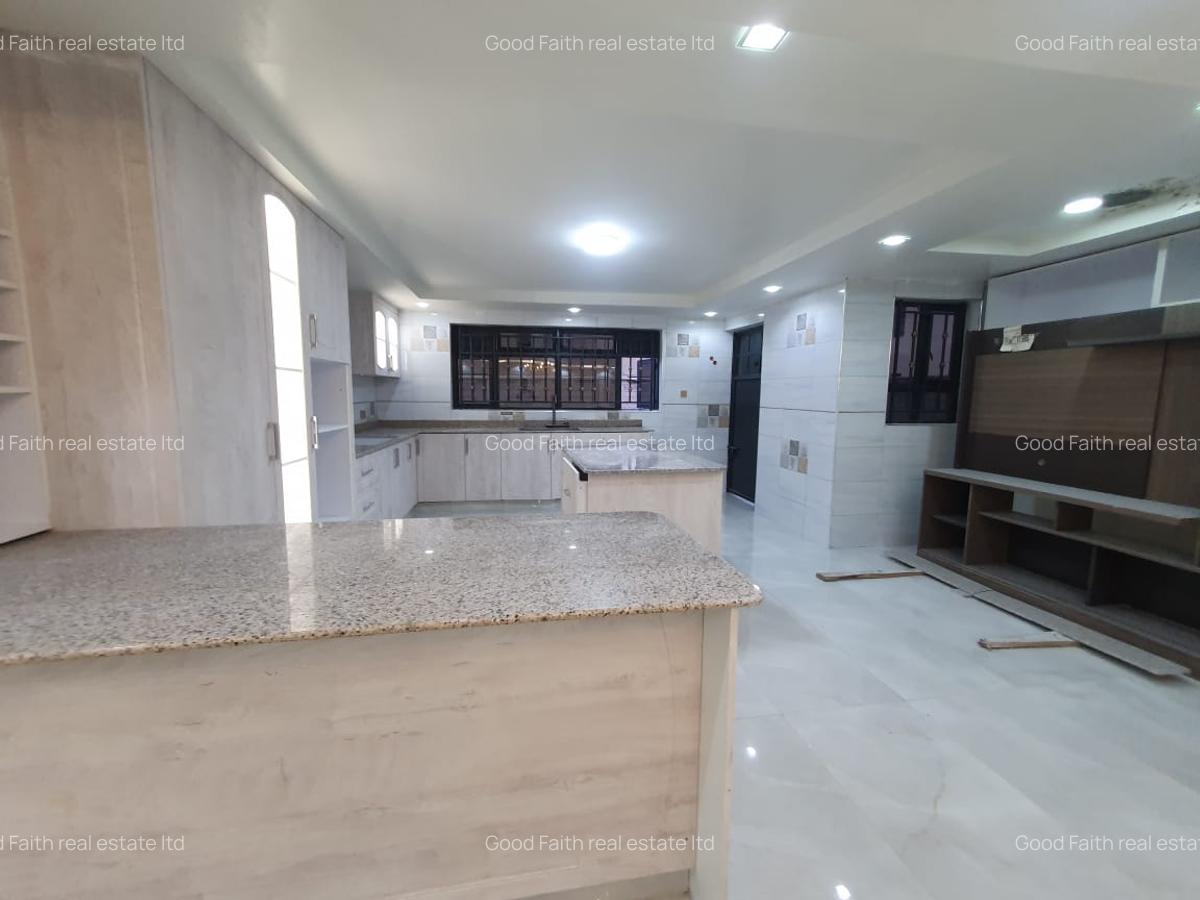 6 Bed House with En Suite in Ridgeways - 17