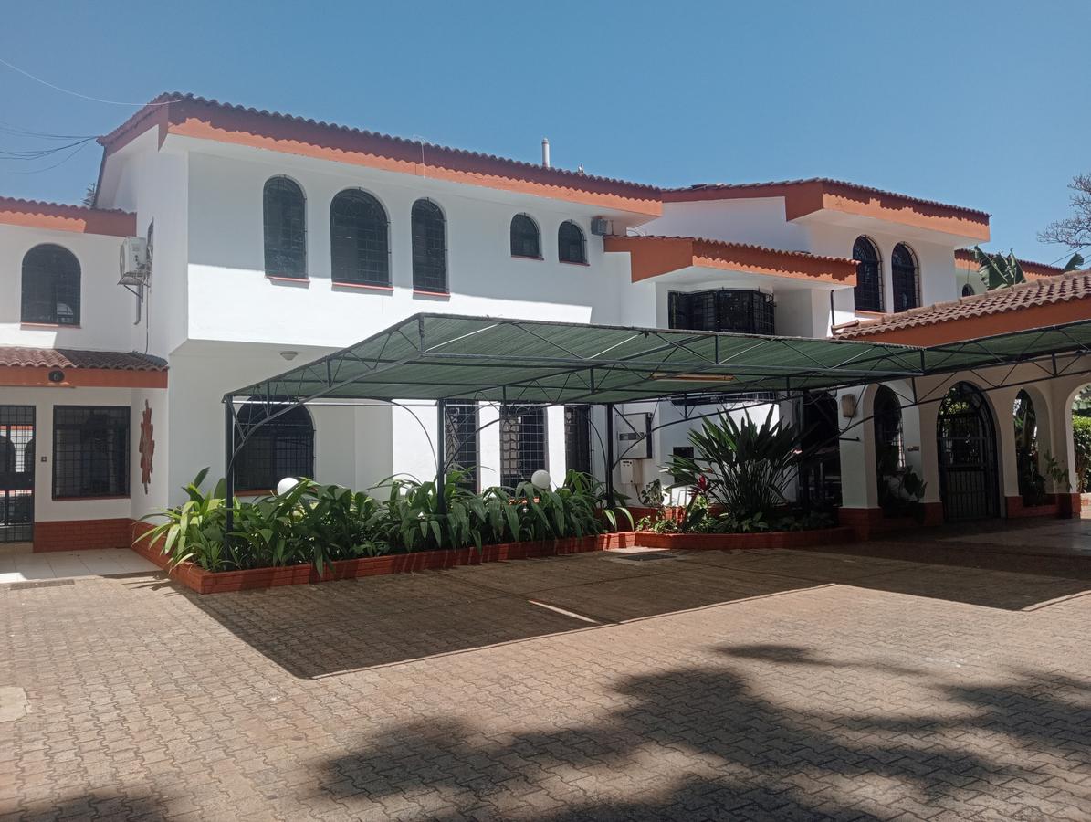 6 bed house with en suite at muhoya avenue