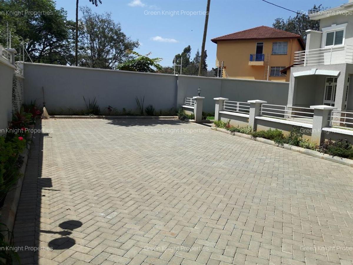 5 Bed House with En Suite in Lavington - 7